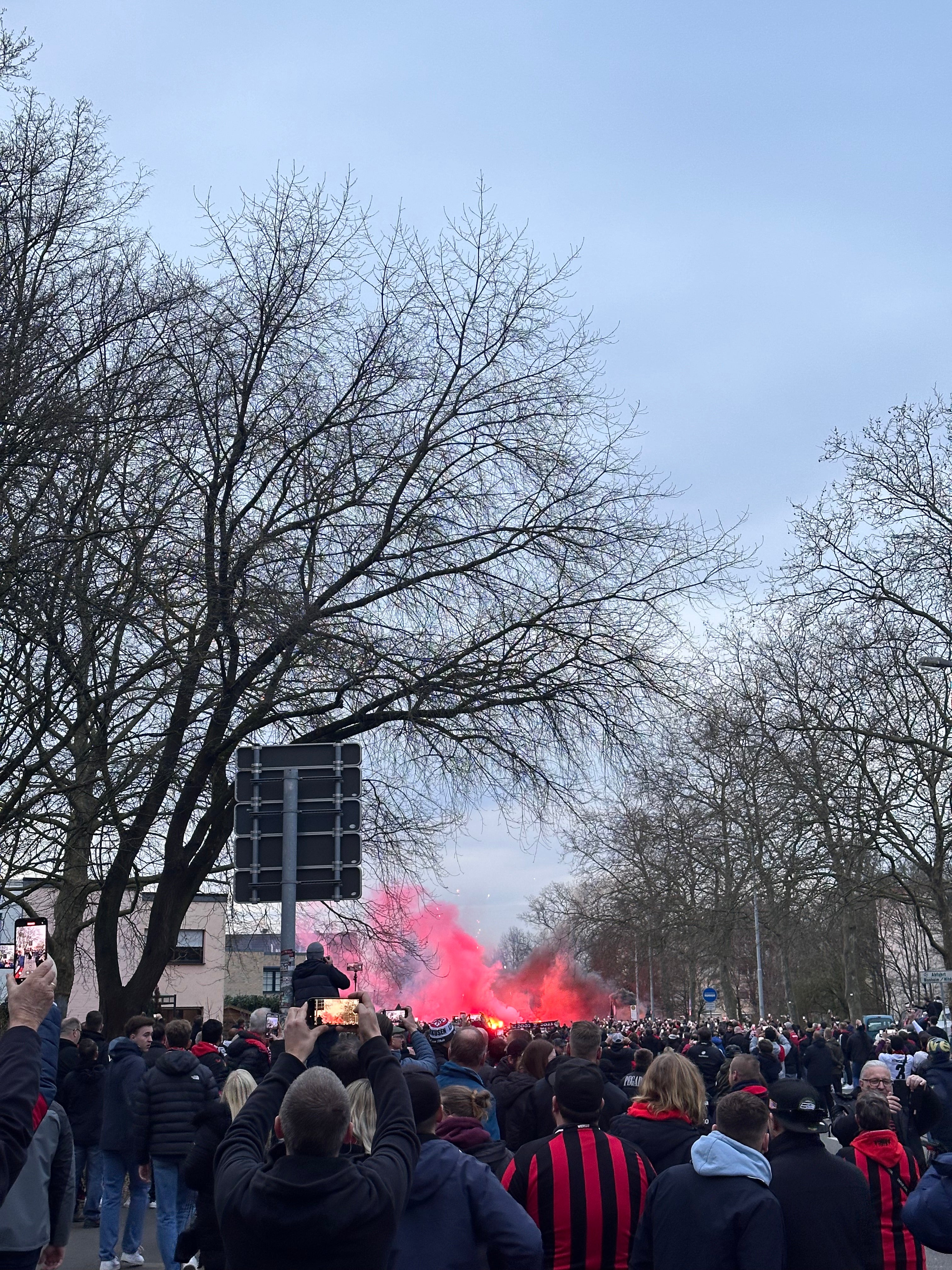 レバークゼン試合前(バス入場)