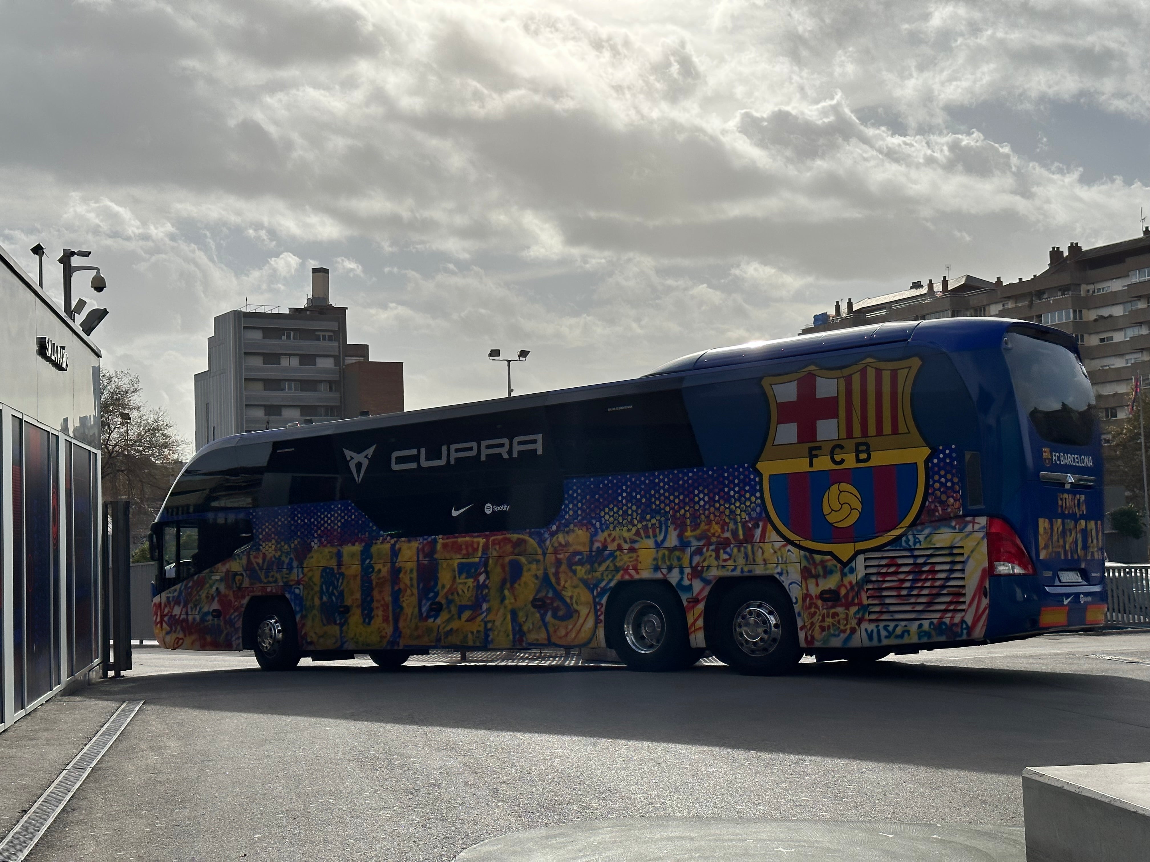 街中を走るバス