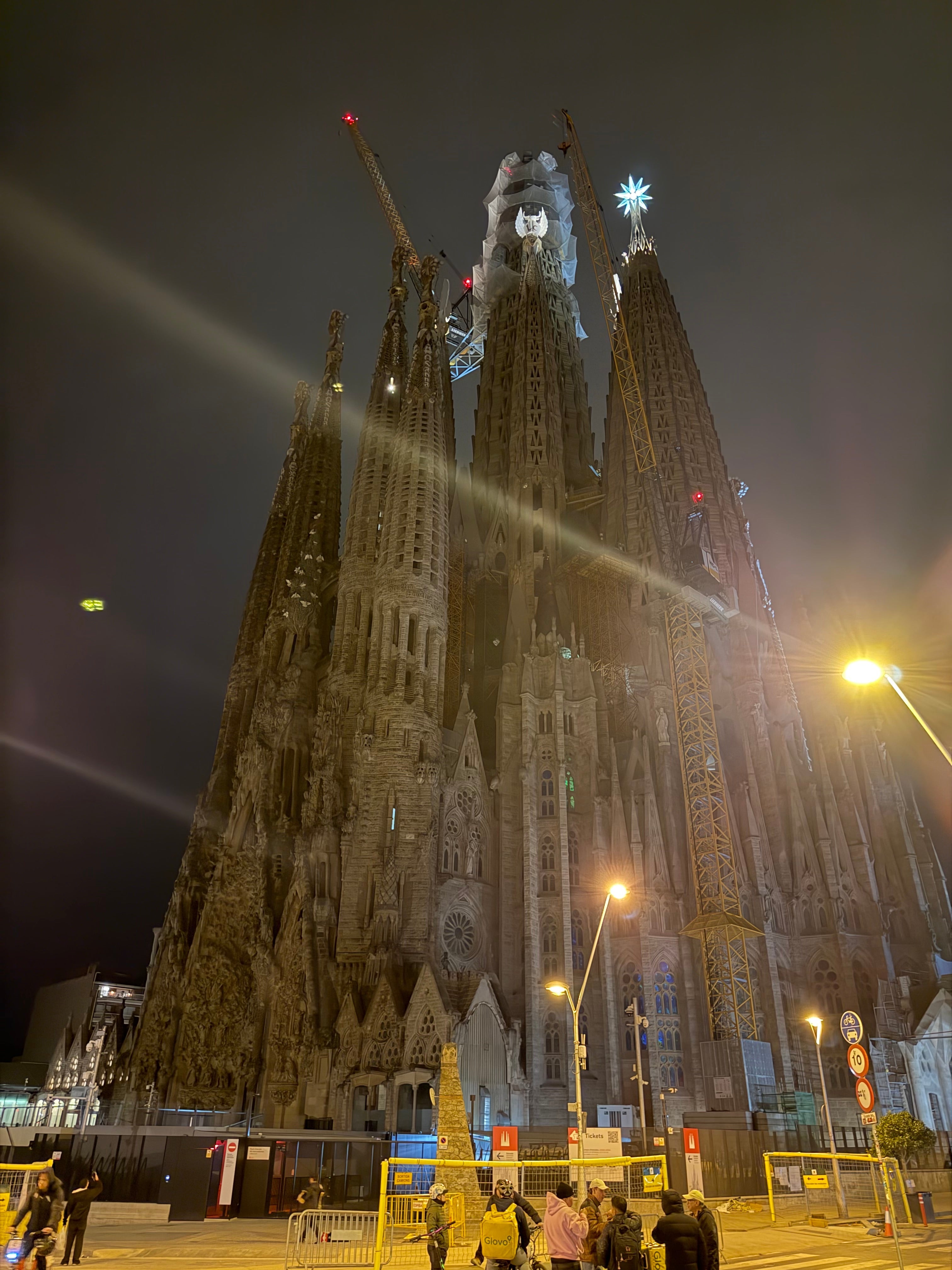 【夜のサグラダ・ファミリア】昼とは全然違う…意外と静かな幻想的な夜🌙🇪🇸 バルセロナ留学中に訪問