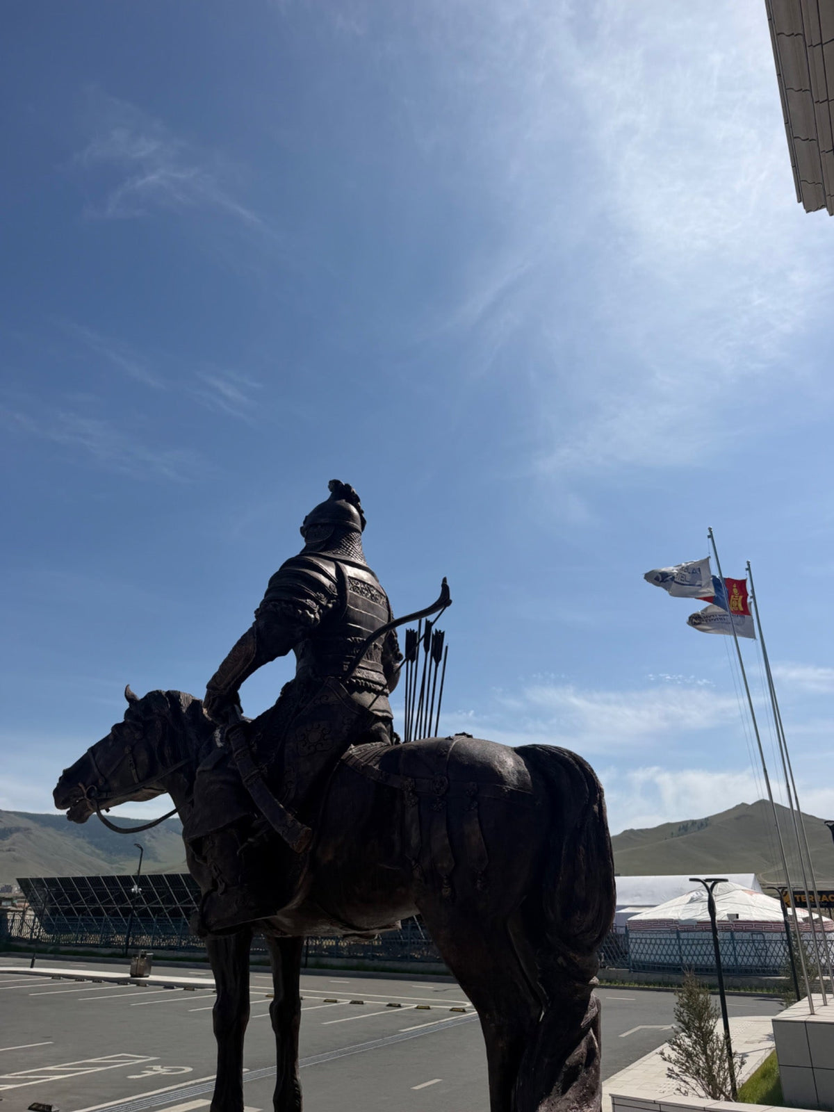 モンゴルの騎馬像と国旗