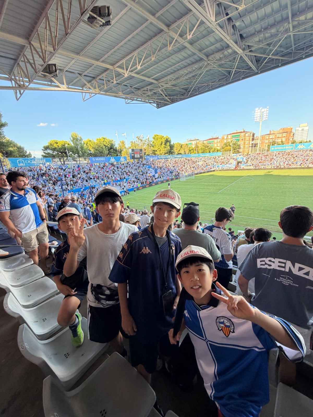 CE Sabadellのスタンドから試合を観戦
