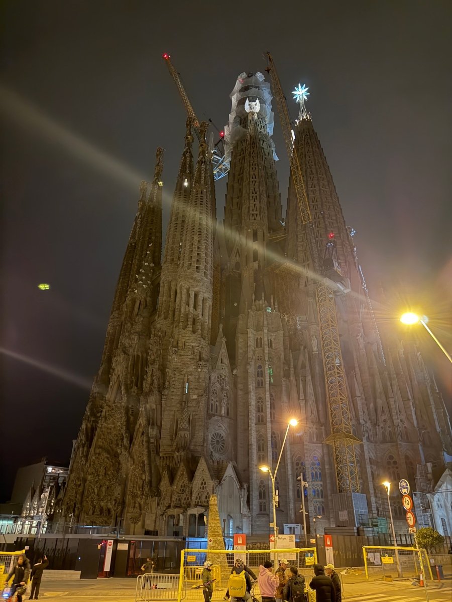 【夜のサグラダ・ファミリア】昼とは全然違う…意外と静かな幻想的な夜🌙🇪🇸 バルセロナ留学中に訪問 - Piece 海外留学サポート