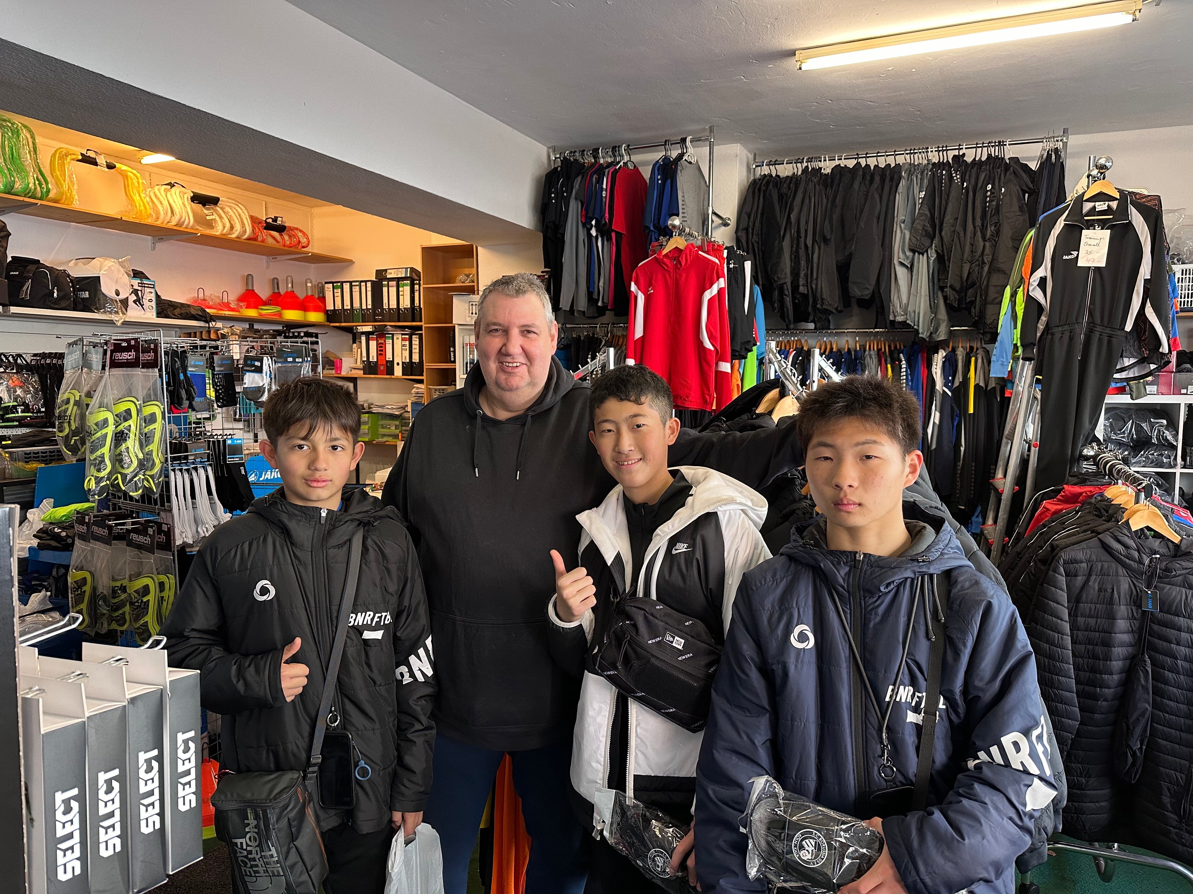 カルクのスポーツ店 - Piece 海外留学サポート