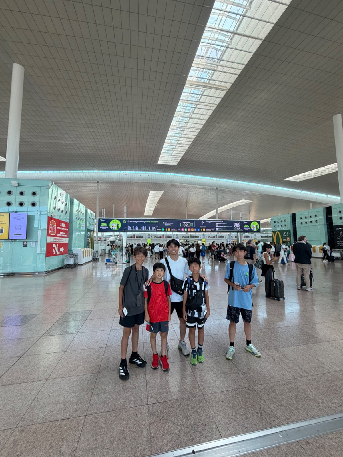 バルセロナ空港で帰国前に集合